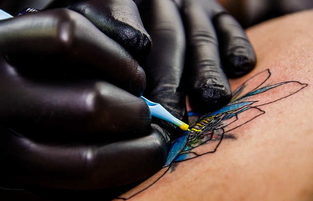 Tattoo-artist-556036_640