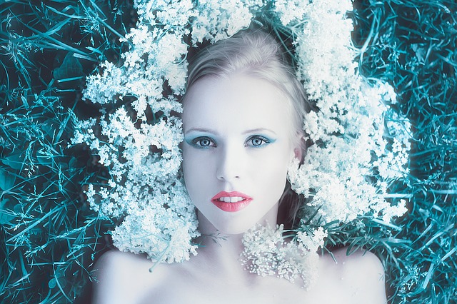 Girl-with-flowers-1374221_640